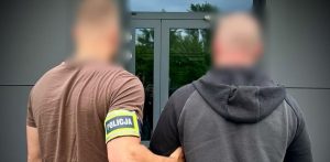 Mężczyzna, który rozlał cuchnącą ciecz w gdańskiej restauracji, prowadzony przez policjanta