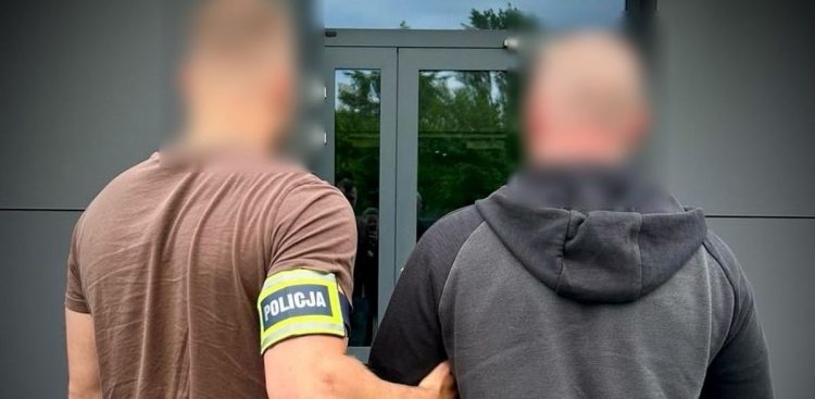Mężczyzna, który rozlał cuchnącą ciecz w gdańskiej restauracji, prowadzony przez policjanta