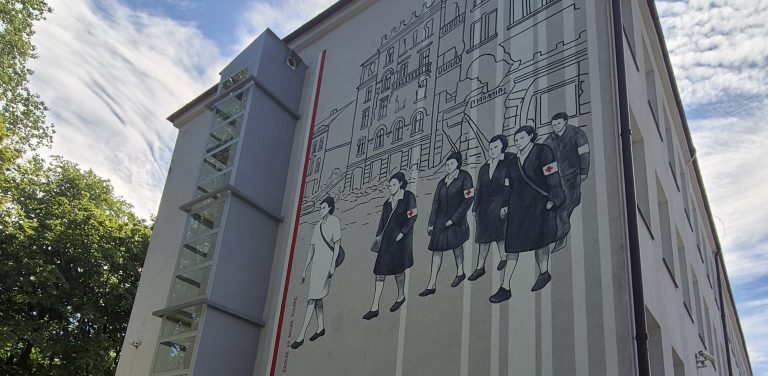 Mural w Słupsku upamiętniający sanitariuszki II Wojny Światowej