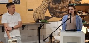 Na zdjęciu uczestnicy przekazania radionadajnika podziemnej Solidarności