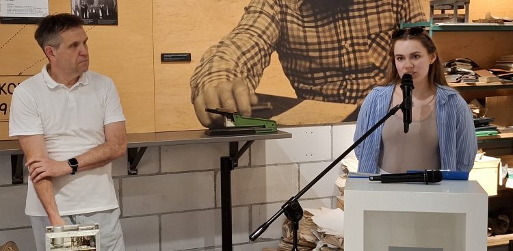 Na zdjęciu uczestnicy przekazania radionadajnika podziemnej Solidarności