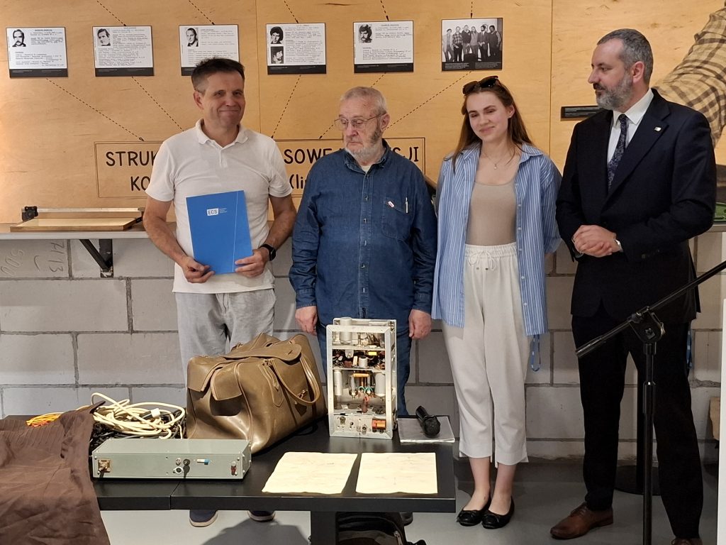 Na zdjęciu uczestnicy przekazanie radionadajnika podziemnej Solidarności Europejskiemu Centrum Solidarności w Gdańsku 
