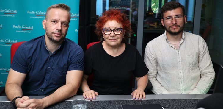 Konferencja na rzecz Odbudowy Ukrainy w Gdańsku, Piotr Olejarczyk, Ryszarda Wojciechowska i Miłosz Sieliwończyk (fot. Radio Gdańsk/Martyna Krawcewicz)