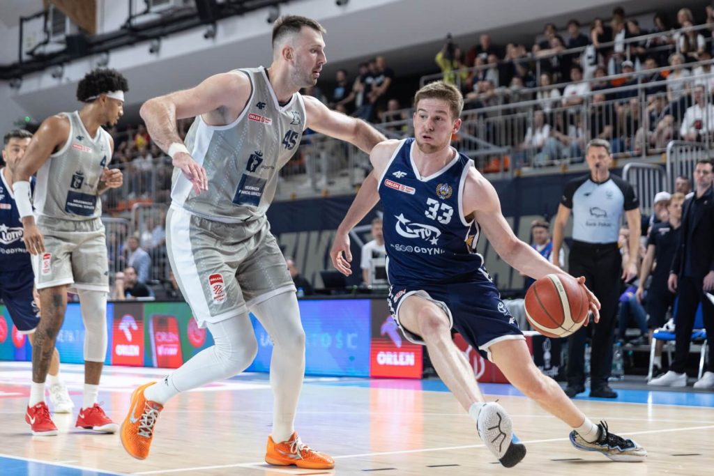 Zawodnik Dzików Warszawa Łukasz Frąckiewicz (L) i Luke Barrett (P) z AMW Arki Gdynia podczas rewanżowego meczu o 3. miejsce Ekstraklasy koszykarzy