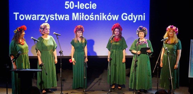 Akademia Głosów Tradycji - kobiecy zespół śpiewający dawną muzykę ludową (fot. Towarzystwo Miłośników Gdyni)