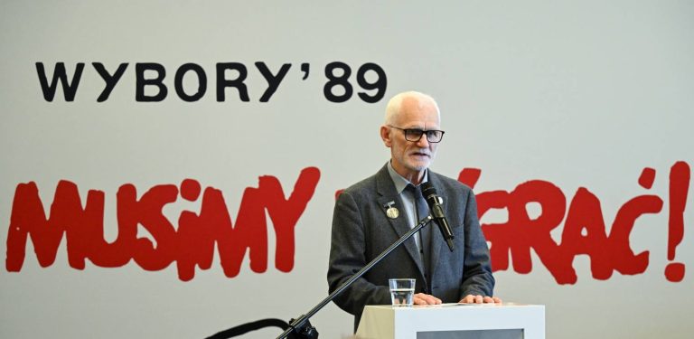 Białoruski działacz na rzecz praw człowieka Aleś Bialacki odebrał Odznakę Solidarności i Praw Człowieka podczas II Forum Kościuszkowskiego. ECS w Gdańsku, 02.06.2026 r. (fot. PAP/Adam Warżawa)