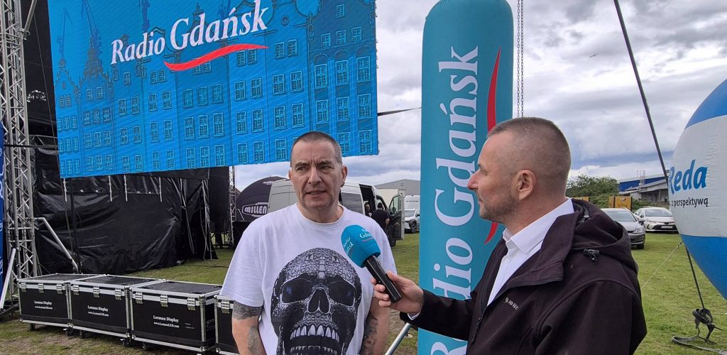Andrzej Kraiński z zespołu Kobranocka i Grzegorz Armatowski z Radia Gdańsk rozmawiają obok sceny przy banerach Radia Gdańsk, które współorganizuje Dni Redy 2026