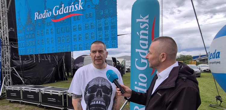 Andrzej Kraiński z zespołu Kobranocka i Grzegorz Armatowski z Radia Gdańsk rozmawiają obok sceny przy banerach Radia Gdańsk, które współorganizuje Dni Redy 2026