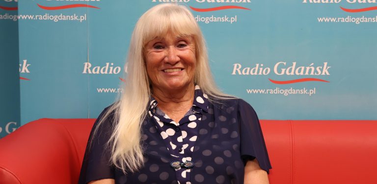 Anna Kryszkiewicz na tle ścianki Radia Gdańsk