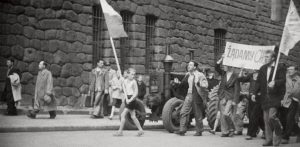 Protestujący niosą transparent "Żądamy chleba"