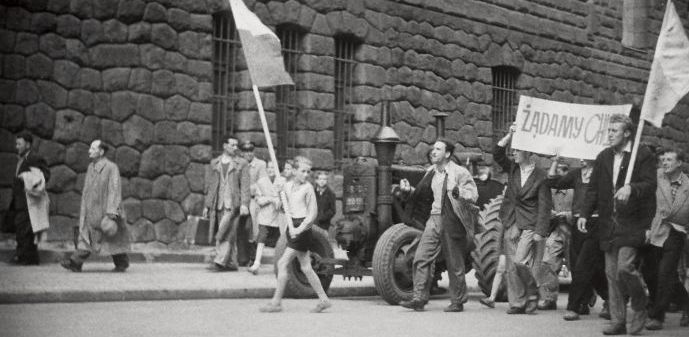 Protestujący niosą transparent "Żądamy chleba"