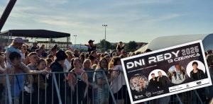 Tłum ludzi na Dniach Redy 2025. Ludzie stojący za barierkami na koncercie. W dole zdjęcia w ramce plakat zapowiadający Dni Redy 2026