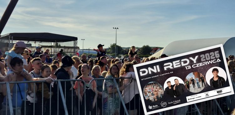 Tłum ludzi na Dniach Redy 2025. Ludzie stojący za barierkami na koncercie. W dole zdjęcia w ramce plakat zapowiadający Dni Redy 2026