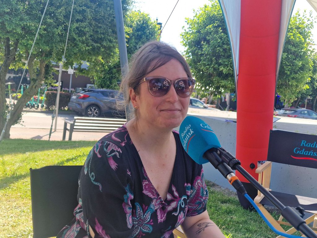 Dominika Sułat-Jęcek w mobilnym studiu Radia Gdańsk we Władysławowie