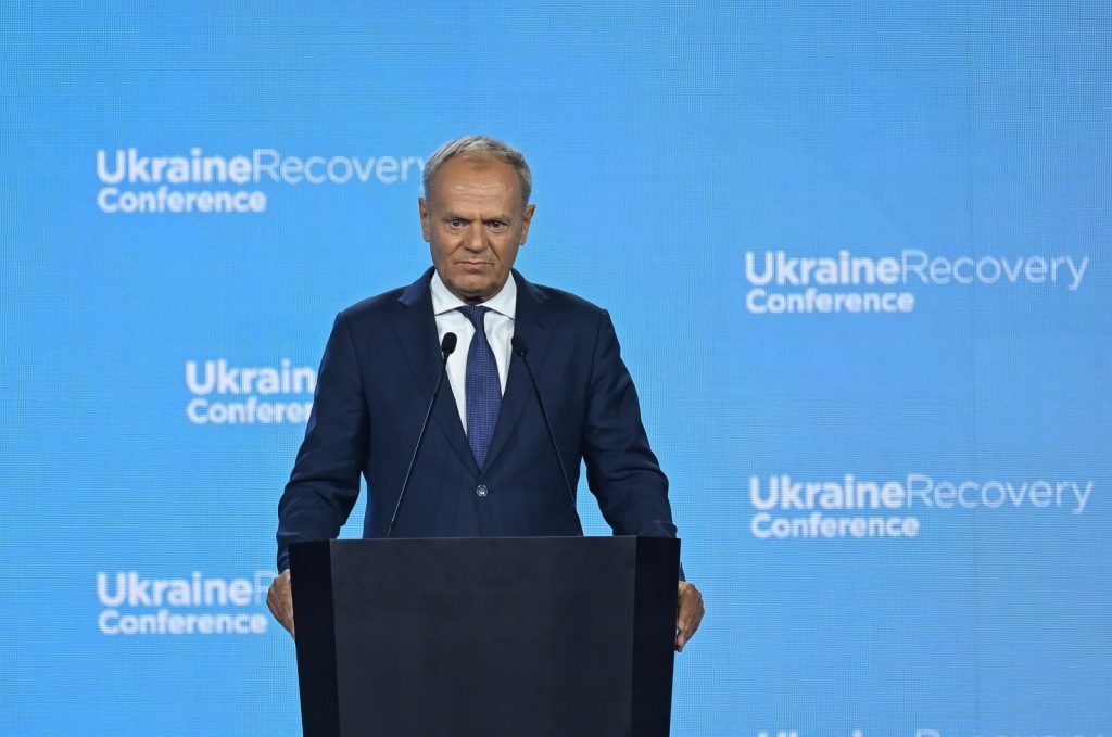 Premier RP Donald Tusk przemawia podczas plenarnej sesji otwarcia w Europejskim Centrum Solidarności w Gdańsku
