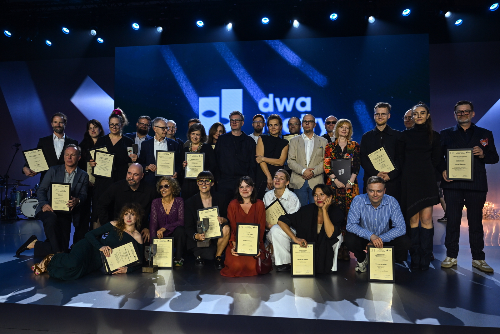 Zdjęcie zbiorowe laureatów nagród festiwalu Dwa Teatry 2026. Ok. 30 osób z dyplomami na scenie w Sopocie