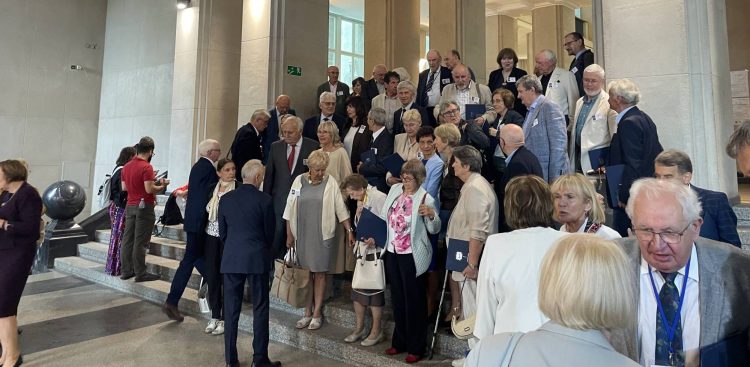 Absolwenci Politechniki Gdańskiej podczas Dnia Absolwenta w Gmachu Głównym, odbierający medale z okazji 50-lecia ukończenia studiów. Spotkanie pokoleń na uczelni w Gdańsku