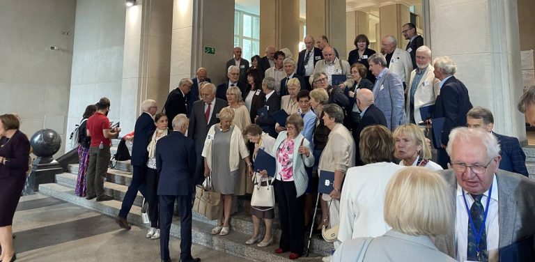 Absolwenci Politechniki Gdańskiej podczas Dnia Absolwenta w Gmachu Głównym, odbierający medale z okazji 50-lecia ukończenia studiów. Spotkanie pokoleń na uczelni w Gdańsku