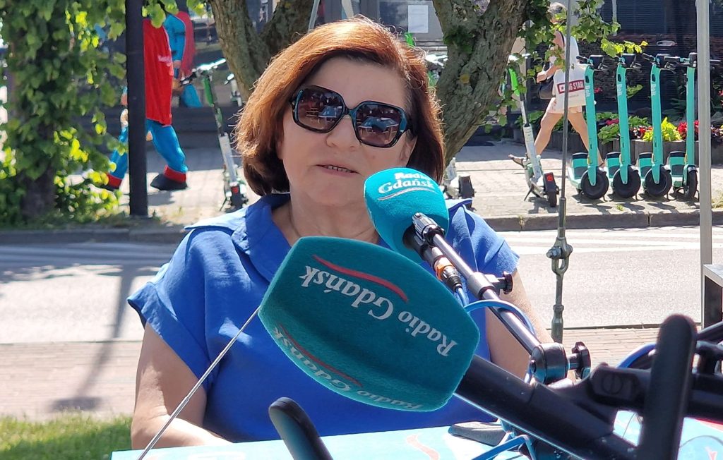 Elżbieta Ścibior w mobilnym studiu Radia Gdańsk we Władysławowie