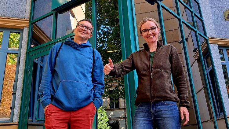 Ewelina Sobańska i Piotr Kamont przed budynkiem Radia Gdańsk