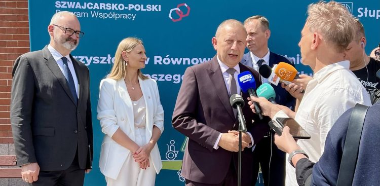 Przedstawiciele Ustki, Słupska oraz Szwajcarii na konferencji prasowej dot. Funduszy Szwajcarskich