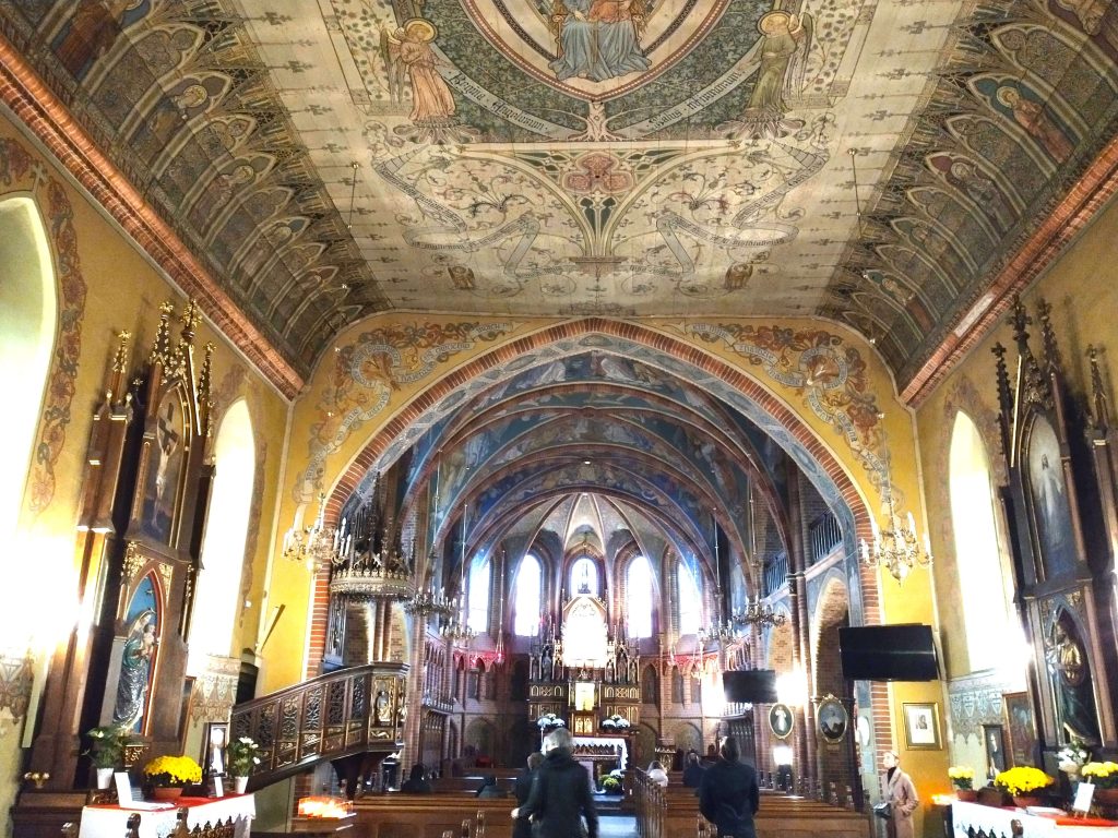 Wnętrze sanktuarium w Gietrzwałdzie