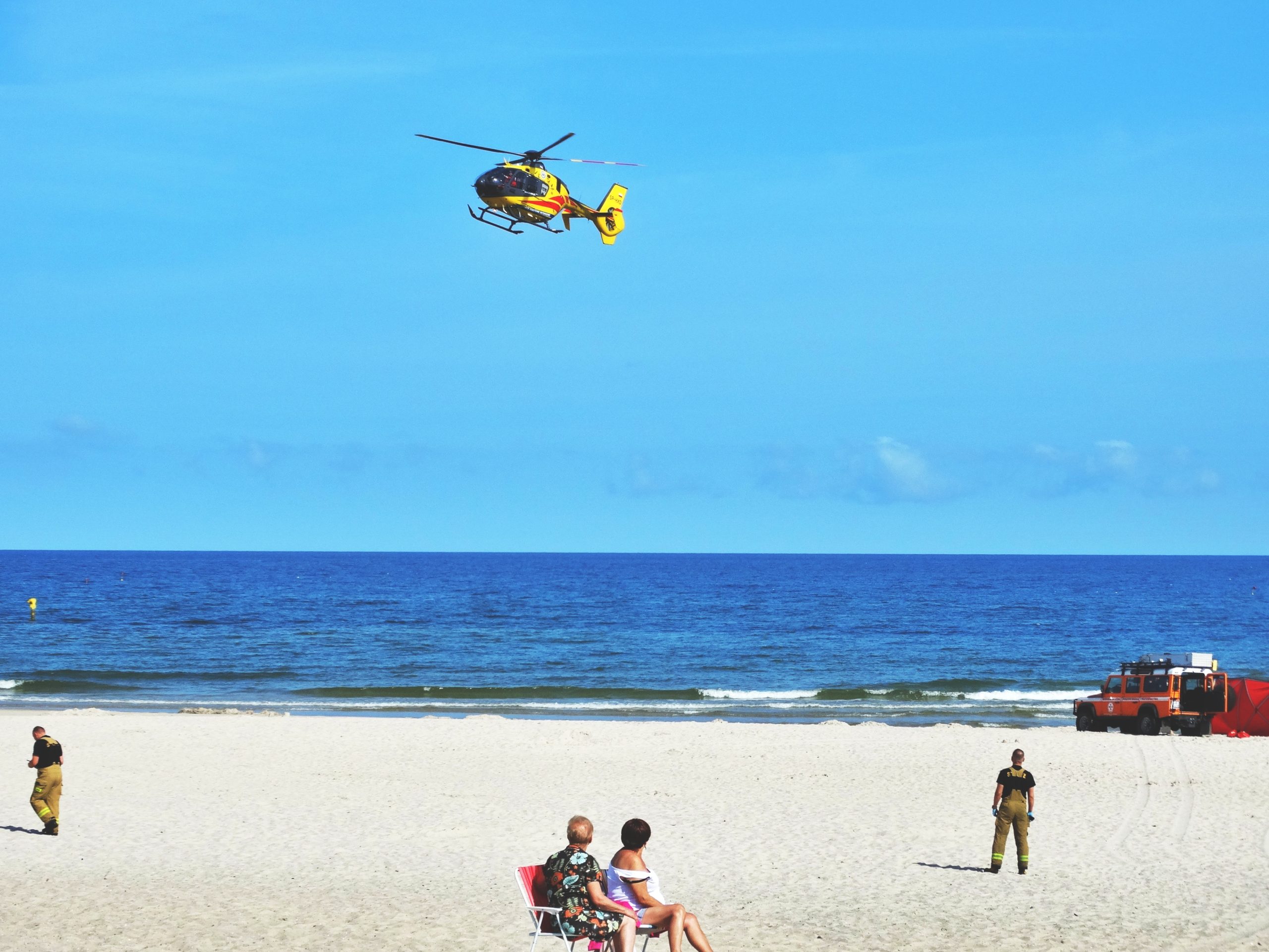 Interwencja Lotniczego Pogotowia Ratunkowego na usteckiej plaży