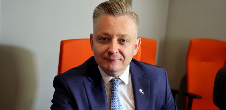 Jakub Stefaniak w studiu Radia Gdańsk