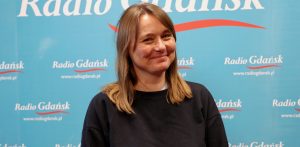 Jolanta Woszczenko na tle ścianki Radia Gdańsk