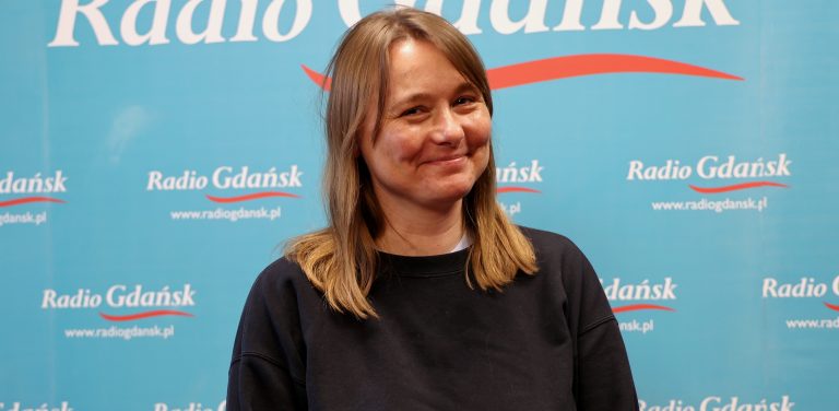 Jolanta Woszczenko na tle ścianki Radia Gdańsk