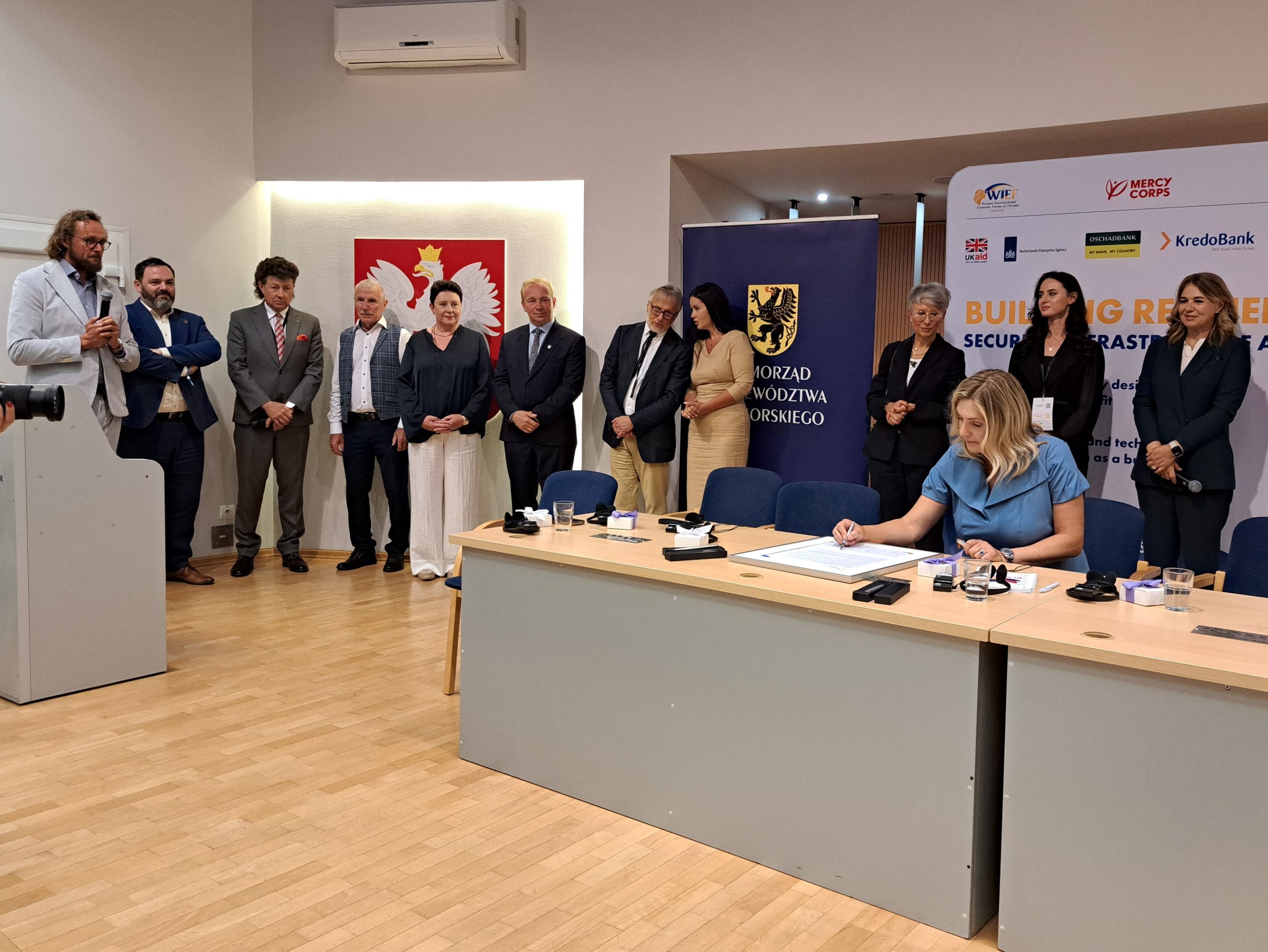 Gdańsk, spotkanie "Kobiet Odbudowujących Ukrainę". Podpisano deklarację o utworzeniu Koalicji Solidarności Odpornych Społeczności. Nz. m.in. Karolina Mzyk-Callias