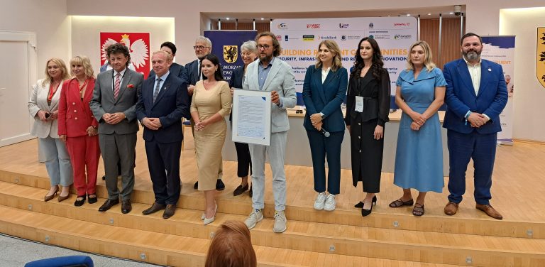 Gdańsk, spotkanie "Kobiet Odbudowujących Ukrainę". Podpisano deklarację o utworzeniu Koalicji Solidarności Odpornych Społeczności. Nz. m. in. Karolina Mzyk-Callias