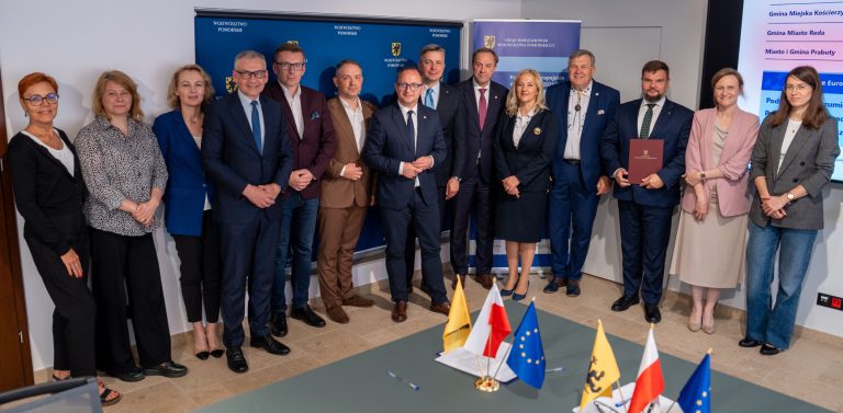 Wspólne zdjęcie samorządowców i urzędników po podpisaniu umów dotyczących dofinansowań dla Kartuz, Prabut, Reda i Kościerzyny