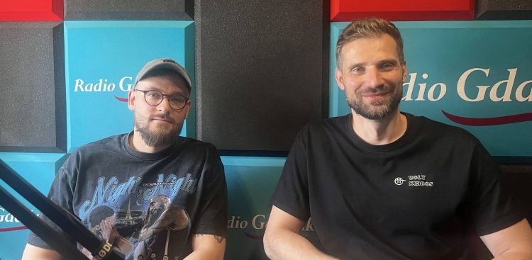 Bartosz Sprengel, trener przygotowania motorycznego, oraz Paweł Leończyk, trener i koszykarz, w studiu Radia Gdańsk w Słupsku rozmawiali o koszykówce 3x3 (fot. Radio Gdańsk/Joanna Merecka Łotysz)