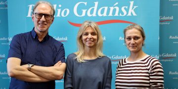 Tomasz Żółtowski, Joanna Łapińska i Agata Kozierańska-Burda na tle ścianki Radia Gdańsk