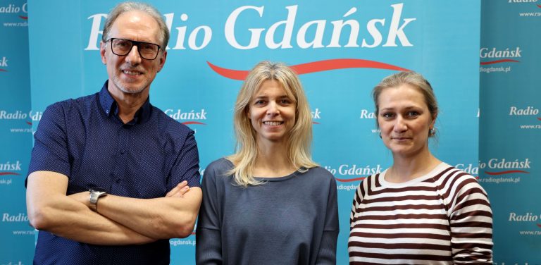 Tomasz Żółtowski, Joanna Łapińska i Agata Kozierańska-Burda na tle ścianki Radia Gdańsk