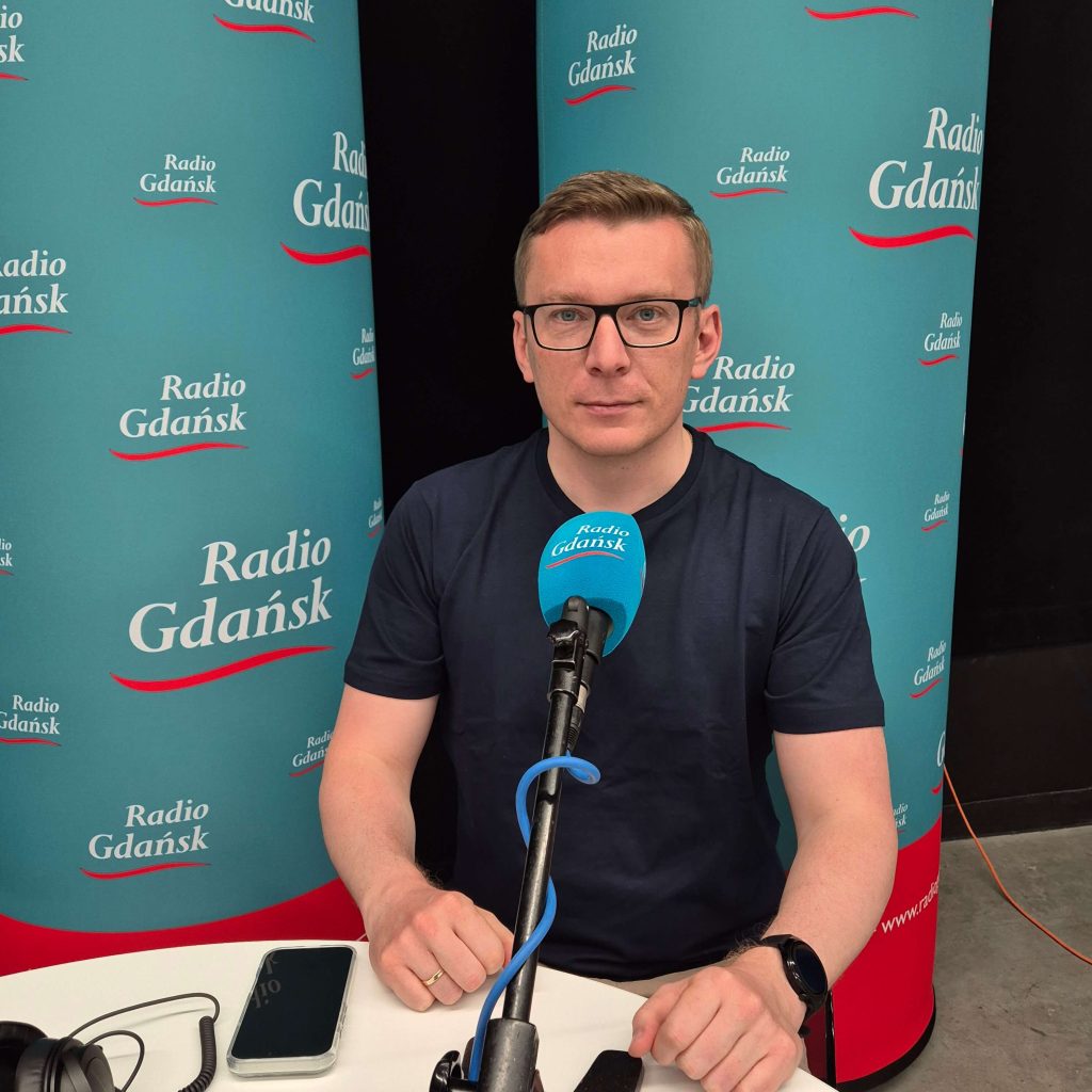 Mateusz Richert przed mikrofonem w mobilnym studiu Radia Gdańsk na Dniach Redy 2026