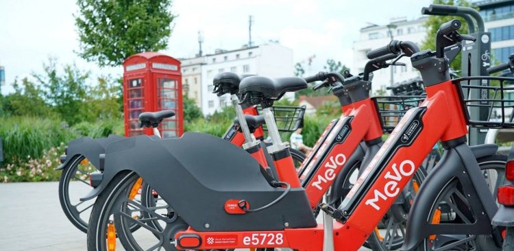 Rowery Mevo stojące na stacji w gdyńskim Parku Centralnym (fot. Magdalena Czernek)