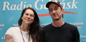 Agata Olszewska i Michał Derlatka na tle ścianki Radia Gdańsk