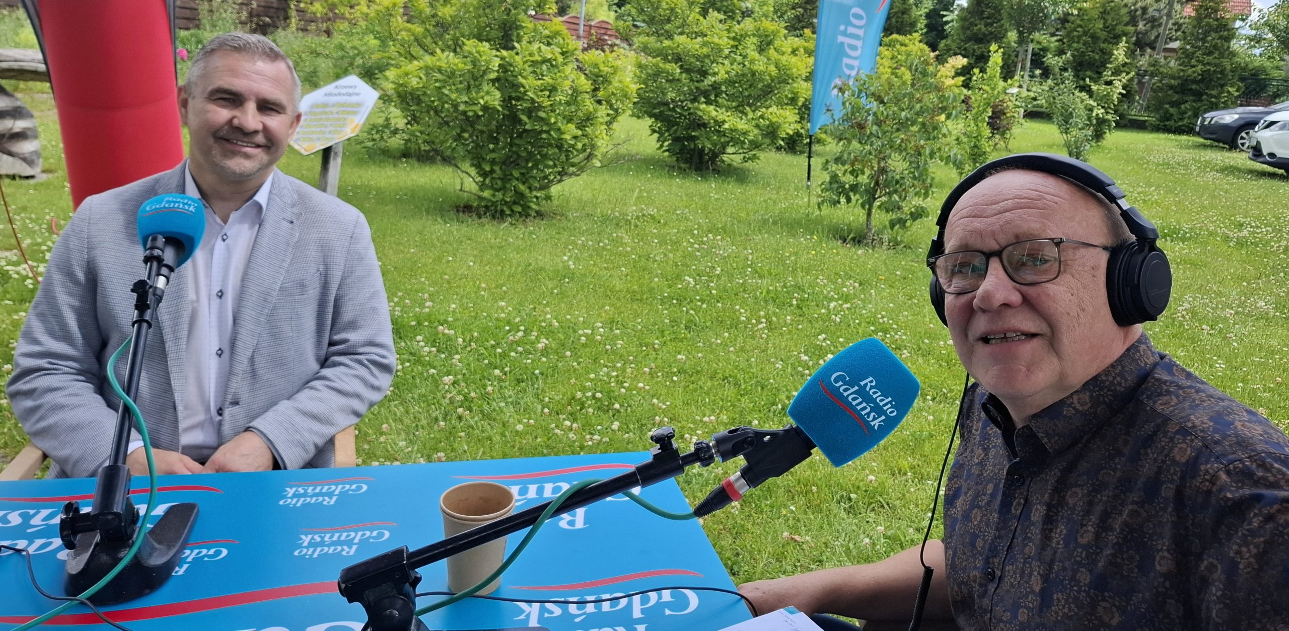 Michał Pasieczny i Włodzimierz Raszkiewicz przy mobilnym studiu Radia Gdańsk w Rumi