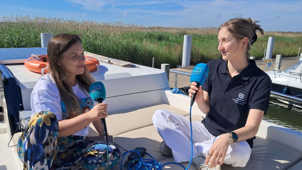 Tatiana Slowi rozmawia z Moniką Laser na pokładzie houseboata