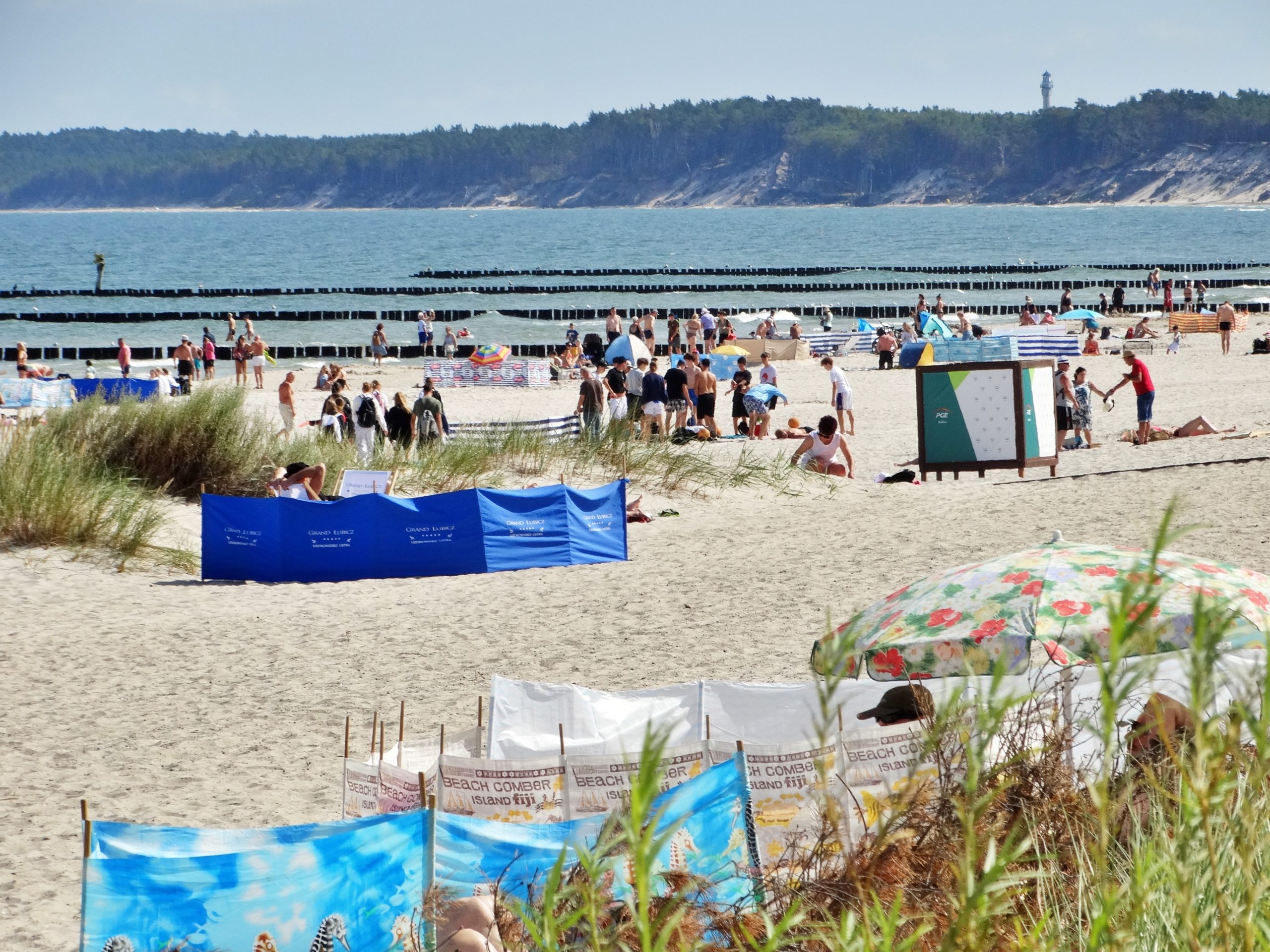 Plaża w Ustce, na której jest mnóstwo parawanów
