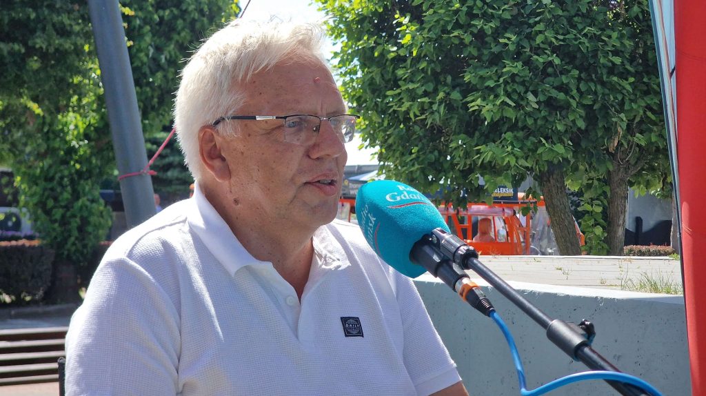 Piotr Grabowski w mobilnym studiu Radia Gdańsk we Władysławowie