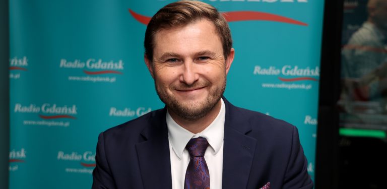 Piotr Grzelak w studiu Radia Gdańsk