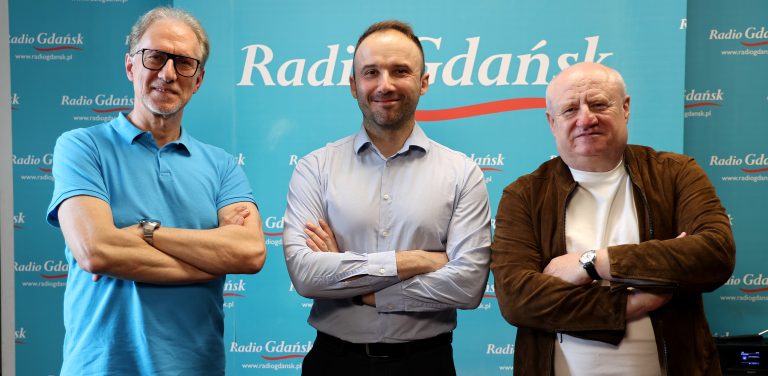 Tomasz Żółtowski, Piotr Kurpiewski, Maciej Siembieda na ściance Radia Gdańsk