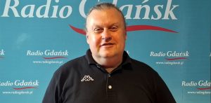 Piotr Piotrowski na tle ścianki Radia Gdańsk