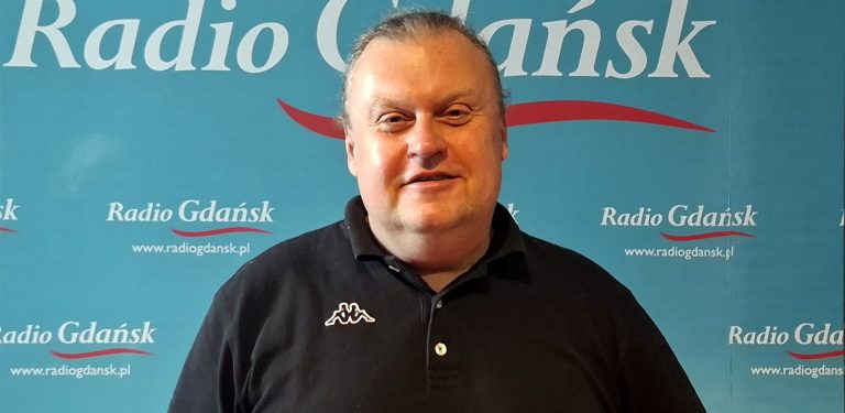 Piotr Piotrowski na tle ścianki Radia Gdańsk