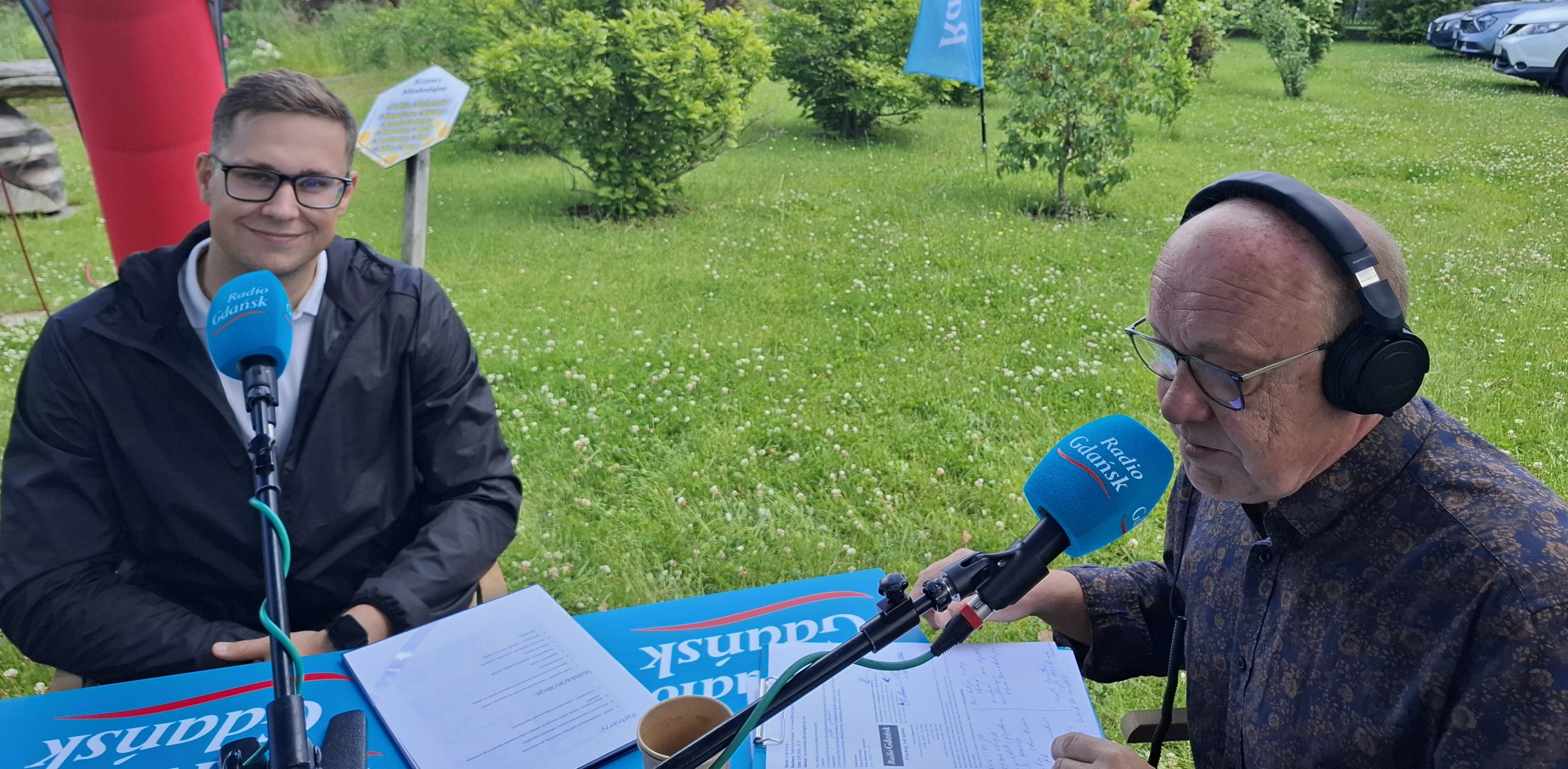 Piotr Szymański i Włodzimierz Raszkiewicz przy mobilnym studiu Radia Gdańsk w Rumi