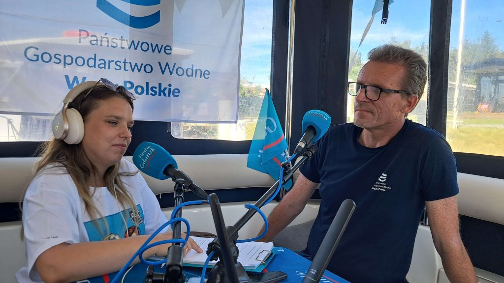 Piotr Wielesik na pokładzie houseboata Radia Gdańsk