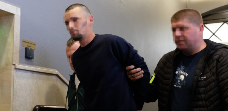 Mężczyzna podejrzewany o zabójstwo taksówkarza prowadzony przez policjantów